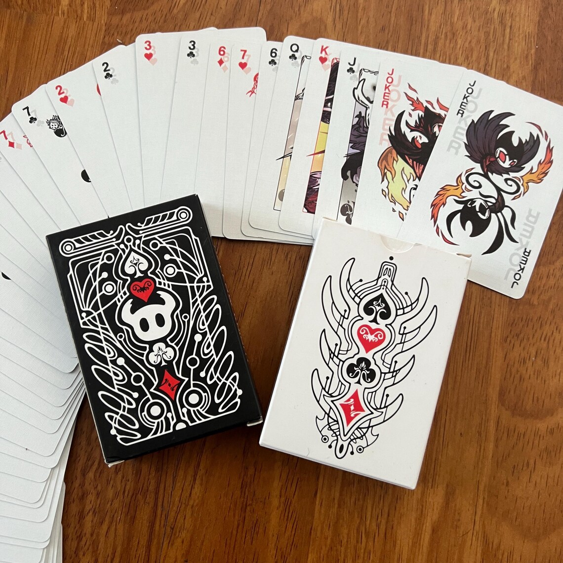 Board Game Card - Hollow Knight Standard-Pokerkarten-Set, schwarz-weiß, Spielkarten, tragbare,
